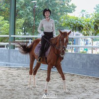 Dalam unggahan terbarunya juga terlihat jika Puteri mahir berkuda. Ia pun memamerkan posenya saat sedang menunggang kuda. Foto: Instagram/@putmod