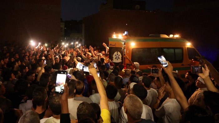 Ribuan Orang Hadiri Pemakaman Tentara Mesir yang Tewas Ditembak Israel People react as the coffin of Islam Ibrahim Abdel Razeq, Egyptian army soldier killed in Rafah, is transported, in his hometown, in Fayoum, Egypt, May 28, 2024. REUTERS/Amr Abdallah Dalsh