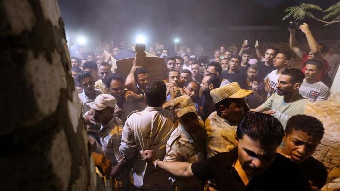 Ribuan Orang Hadiri Pemakaman Tentara Mesir yang Tewas Ditembak Israel People react as the coffin of Islam Ibrahim Abdel Razeq, Egyptian army soldier killed in Rafah, is transported, in his hometown, in Fayoum, Egypt, May 28, 2024. REUTERS/Amr Abdallah Dalsh