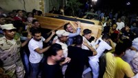 Warga menggotong jenazah Islam Ibrahim Abdel Razeq, di kampung halamannya, di Fayoum, Mesir, 28 Mei 2024.  