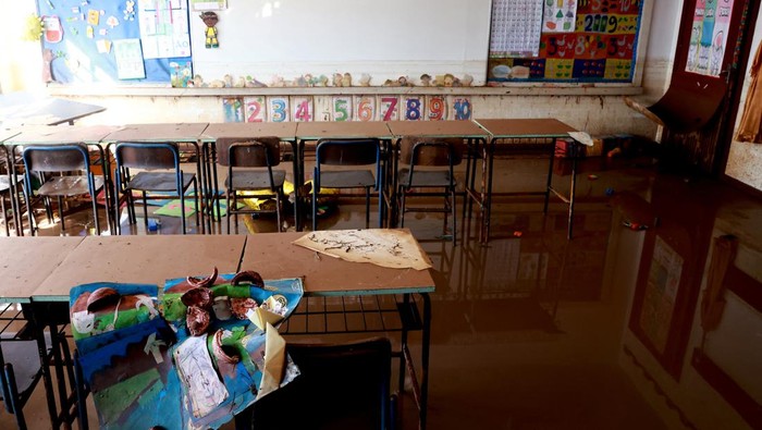 A view of a flooded classroom at school after floods due to heavy rains in Porto Alegre, Rio Grande do Sul, Brazil, May 22, 2024. REUTERS/Diego Vara
