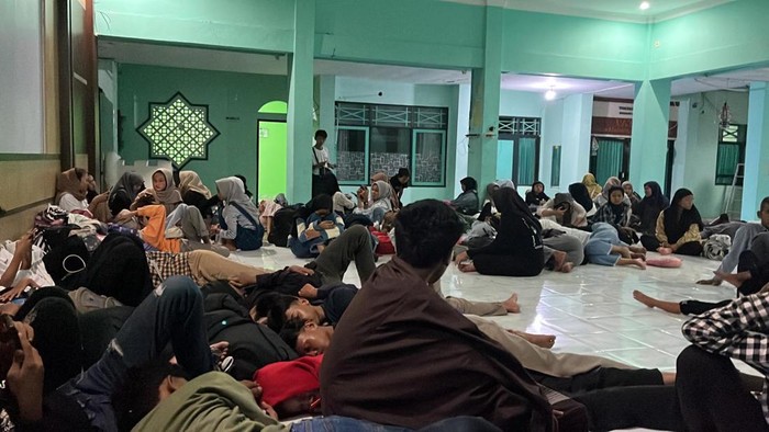 Rombongan siswa study tour SMP Bina Cendekia Astanajapura Cirebon menginap di Kantor Kecamatan Gondomanan usai bus mereka terbakar di taman parkir Senopati, Selasa malam (28/5/2024).