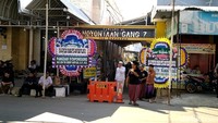 Karangan bunga duka berjajar di sekitar rumah duka istri Habib Luthfi, Syarifah Salma di Pekalongan.