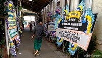 Karangan bunga duka di gang sekitar rumah duka Habib Muhammad Luthfy bin Yahya, Rabu (29/5/2024).