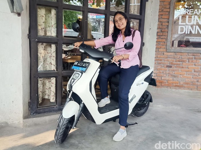 Salah satu pengguna motor listrik Honda EM1 e: di Denpasar, Bali, Rabu (29/5/2024). (Ni Made Lastri Karsiani Putri/detikBali)
