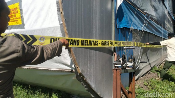 Satpol PP Probolinggo menutup paksa kandang ayam tak berizin yang dikeluhkan warga Paiton, Probolinggo.