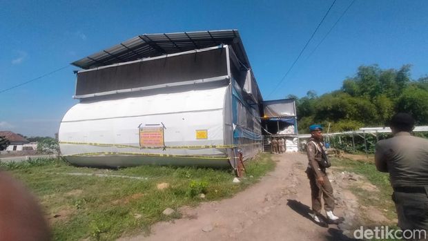 Satpol PP Probolinggo menutup paksa kandang ayam tak berizin yang dikeluhkan warga Paiton, Probolinggo.