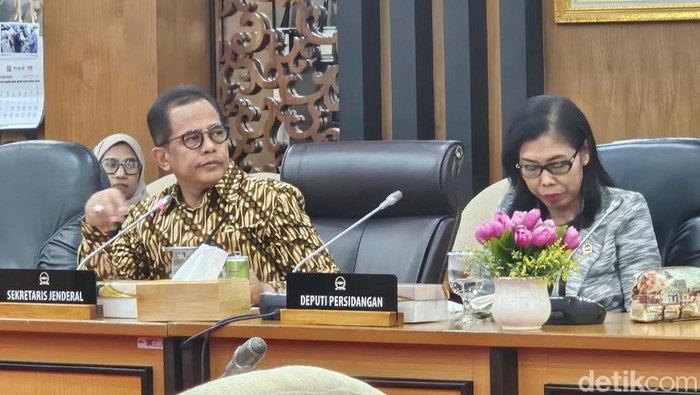 Sekjen DPR RI Indra Iskandar mmemimpin rapat koordinasi kesiapan terakhir Timwas Haji DPR 2024.