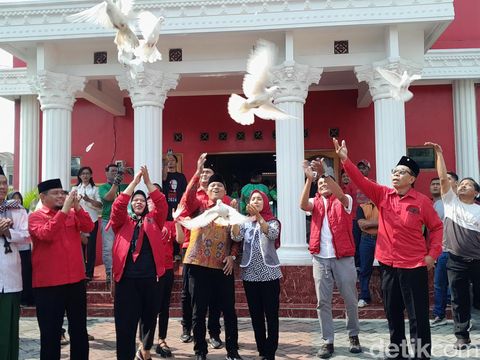 Sekretaris Daerah (Sekda) Klaten, Jajang Prihono mengembalikan formulir pendaftaran bakal Calon Bupati Klaten ke Kantor DPC PDIP Klaten, Rabu (29/5/2024).