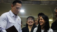 Nirina merupakan korban mafia tanah yang pelakunya adalah mantan ART ibunya. Nirina kembali menerima sertifikat tanah milik keluarganya. 