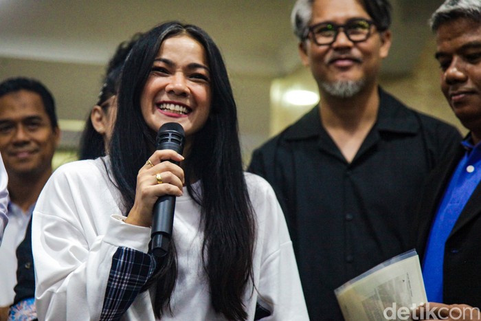 Semringah! Nirina Zubir Terima Sertifikat Tanah dari AHY Aktris Nirina Zubir menerima sertifikat tanah dari Menteri ATR/BPN Agus Harimurti Yudhoyono (AHY). Nirina Zubir merupakan korban mafia tanah yang dilakukan mantan asisten rumah tangga (ART) ibunya.
