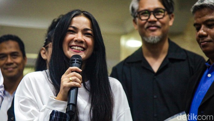 Aktris Nirina Zubir menerima sertifikat tanah dari Menteri ATR/BPN Agus Harimurti Yudhoyono (AHY). Nirina Zubir merupakan korban mafia tanah yang dilakukan mantan asisten rumah tangga (ART) ibunya.