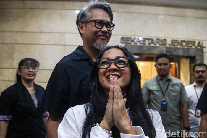Semringah! Nirina Zubir Terima Sertifikat Tanah dari AHY Aktris Nirina Zubir menerima sertifikat tanah dari Menteri ATR/BPN Agus Harimurti Yudhoyono (AHY). Nirina Zubir merupakan korban mafia tanah yang dilakukan mantan asisten rumah tangga (ART) ibunya.