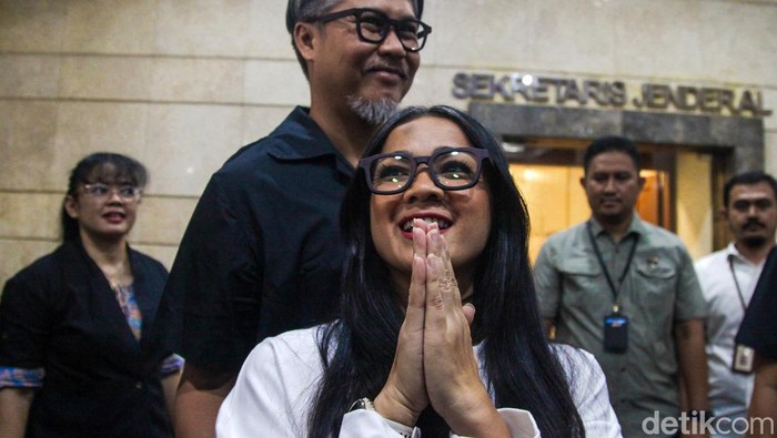 Aktris Nirina Zubir menerima sertifikat tanah dari Menteri ATR/BPN Agus Harimurti Yudhoyono (AHY). Nirina Zubir merupakan korban mafia tanah yang dilakukan mantan asisten rumah tangga (ART) ibunya.