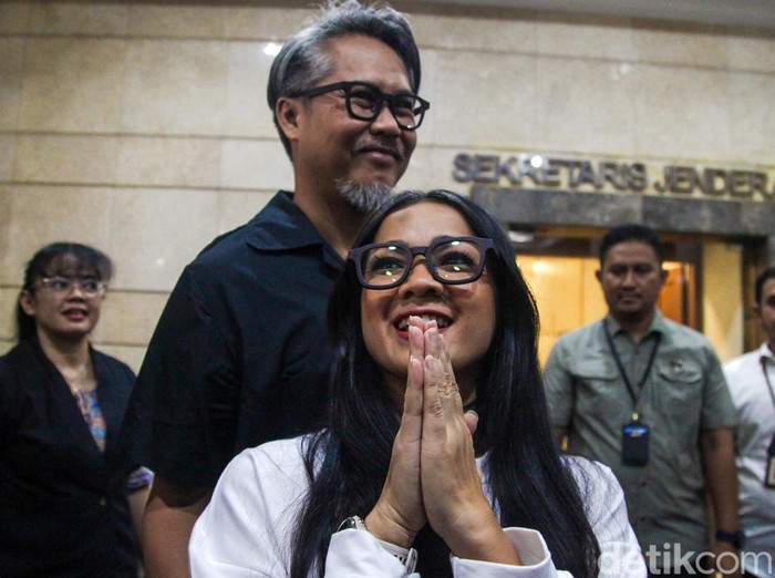 Aktris Nirina Zubir menerima sertifikat tanah dari Menteri ATR/BPN Agus Harimurti Yudhoyono (AHY). Nirina Zubir merupakan korban mafia tanah yang dilakukan mantan asisten rumah tangga (ART) ibunya.