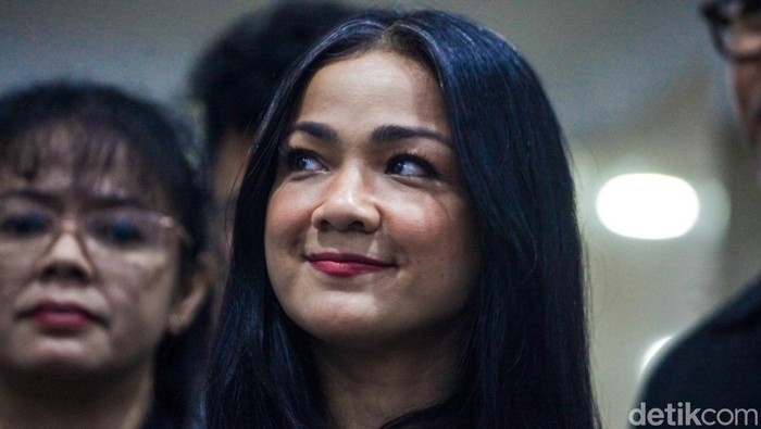 Aktris Nirina Zubir menerima sertifikat tanah dari Menteri ATR/BPN Agus Harimurti Yudhoyono (AHY). Nirina Zubir merupakan korban mafia tanah yang dilakukan mantan asisten rumah tangga (ART) ibunya.