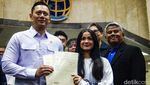 Semringah! Nirina Zubir Terima Sertifikat Tanah dari AHY
