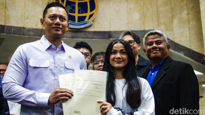 Aktris Nirina Zubir menerima sertifikat tanah dari Menteri ATR/BPN Agus Harimurti Yudhoyono (AHY). Nirina Zubir merupakan korban mafia tanah yang dilakukan mantan asisten rumah tangga (ART) ibunya.