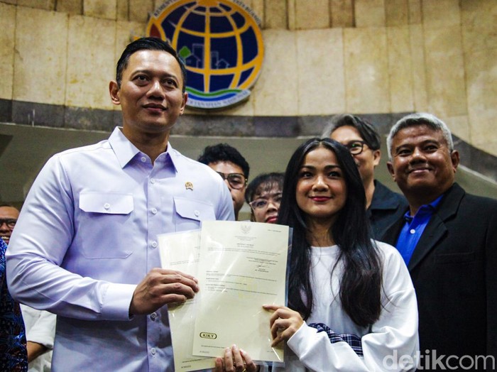 Semringah! Nirina Zubir Terima Sertifikat Tanah dari AHY Aktris Nirina Zubir menerima sertifikat tanah dari Menteri ATR/BPN Agus Harimurti Yudhoyono (AHY). Nirina Zubir merupakan korban mafia tanah yang dilakukan mantan asisten rumah tangga (ART) ibunya.