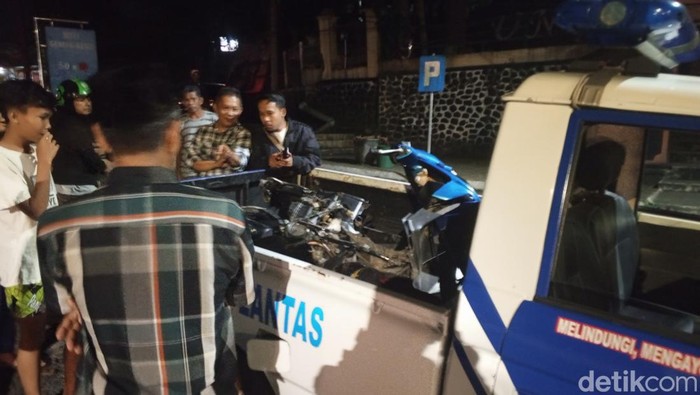 Sepeda motor yang terlibat dalam kecelakaan di Jalan Bandung-Cirebon.
