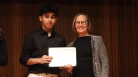 Rehan Bharwani menerima penghargaan dari Founder of JSS Carolyn Tiemann pada ajang Innovating for Impact yang diadakan oleh Jakarta Scholars Symposium di Energy Building, SCBD, Jakarta, Rabu (29/5/2024). 