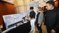 Rehan Bharwani (kiri) siswa kelas 11 Jakarta International School menjelaskan presentasi nya mengenai pentingnya inklusivitas perekonomian informal di Indonesia guna meningkatkan pemasukan negara kepada Founder of JSS Carolyn Tiemann (dua kiri) pada ajang Innovating for Impact yang diadakan oleh Jakarta Scholars Symposium di Energy Building, SCBD, Jakarta, Rabu (29/5/2024). Rehan mempusatkan presentasinya pada transformasi pembayaran secara digital yang terintegrasi dan mudah diakses secara nasional agar terjangkau oleh pemilik bisnis.
