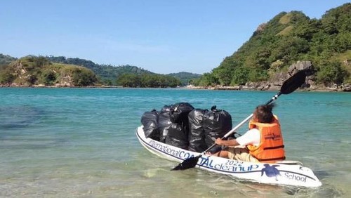 Stefan Rafael menggunakan kano membawa sampah plastik dari laut ke daratan untuk dibuang di TPA. (Dok.pribadi Stefan Rafael)