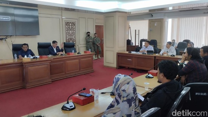 Suasana rapat dengar pendapat soal penolakan Koalisi Jurnalis Peduli Penyiaran (KJPP) Sulsel soal hasil seleksi KPID dan KI di DPRD Sulsel.
