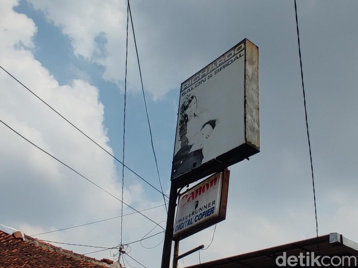 Suasana salon filler payudara yang ditutup polisi usai ada korban meninggal di Tambakbayan, Depok, Sleman, Rabu (29/5/2024).