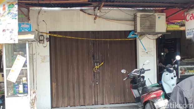 Suasana salon filler payudara yang ditutup polisi usai ada korban meninggal di Tambakbayan, Depok, Sleman, Rabu (29/5/2024).