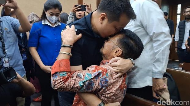SYL memeluk istri dan anaknya sebelum sidang kasus korupsi dimulai (Dwi Andayani/detikcom)