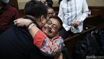 Momen SYL Peluk Istri dan Cium Kening Cucu Sebelum Sidang