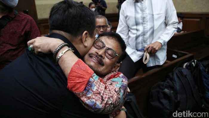 SYL Peluk Istri dan Cium Kening Cucu Sebelum Sidang Mantan Mentan Syahrul Yasin Limpo (SYL) kembali menjalani sidang lanjutan, Rabu (29/4/2024). Sebelum sidang, SYL sempat memeluk istri dan mencium kening cucunya.