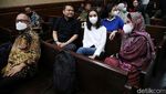 Momen SYL Peluk Istri dan Cium Kening Cucu Sebelum Sidang