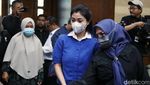Momen SYL Peluk Istri dan Cium Kening Cucu Sebelum Sidang