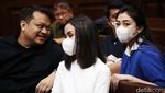 Momen SYL Peluk Istri dan Cium Kening Cucu Sebelum Sidang