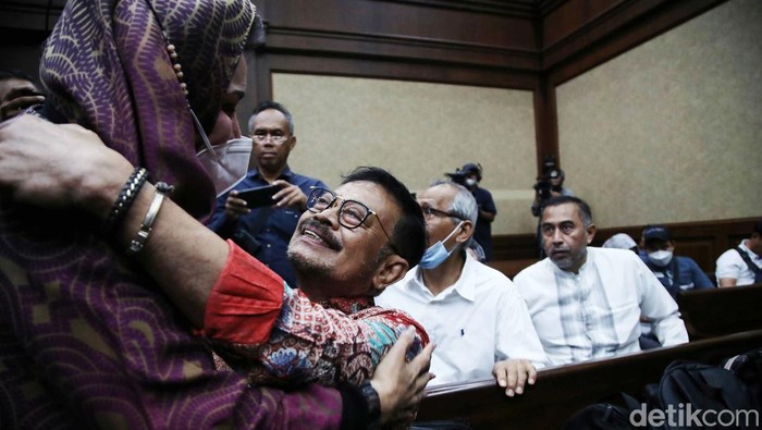 SYL Peluk Istri dan Cium Kening Cucu Sebelum Sidang Mantan Mentan Syahrul Yasin Limpo (SYL) kembali menjalani sidang lanjutan, Rabu (29/4/2024). Sebelum sidang, SYL sempat memeluk istri dan mencium kening cucunya.