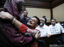 Momen SYL Peluk Istri dan Cium Kening Cucu Sebelum Sidang