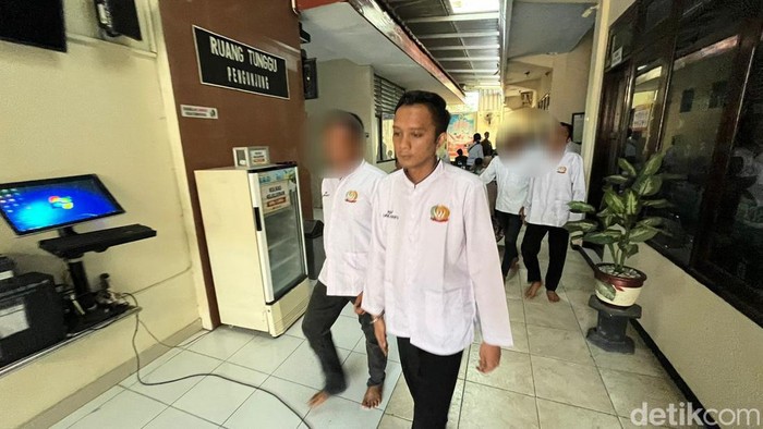 Terdakwa M Zanuar Akhid Nadhir yang menjual istri sedang haid untuk melayani threesome. Dia divonis 3 tahun bui.