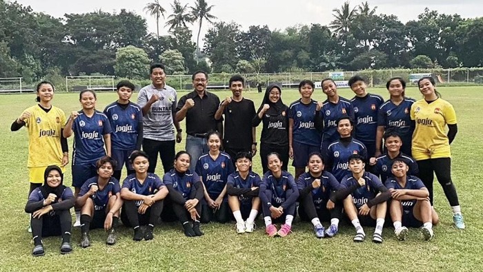 Tim sepakbola putri DIY di sesi latihan jelang PON 2024, Kamis (9/5/2024).
