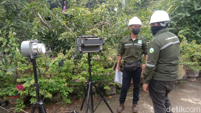 Tim uji lab turun mengecek kualitas baku mutu lingkungan dari pabrik yang sebelumnya sempat diprotes warga.