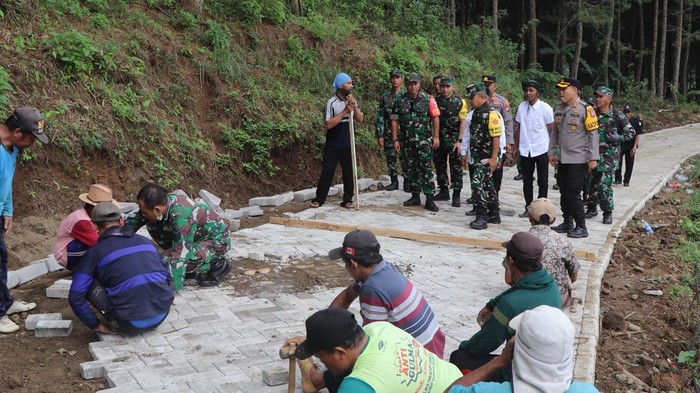 Tim Wasev TMMD memantau pembangunan pembangunan jalan paving di Desa Tanggaran