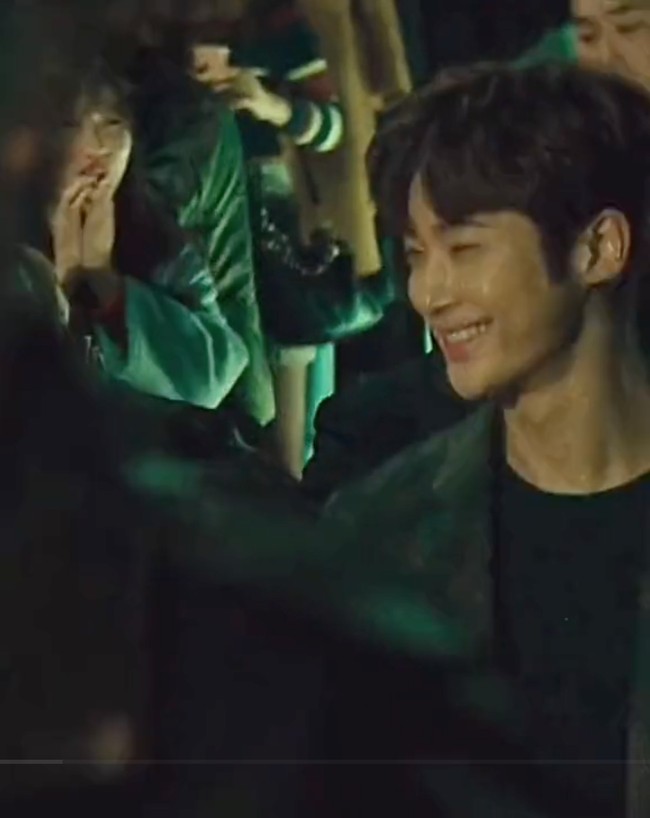 Tak banyak yang menyadari jika Byeon Woo Seok menjadi cameo dalam film Midnight Runners (2017) yang dibintangi Park Seo Joon dan Kang Ha Neul. Dalam sebuah adegan di kelab malam, Byeon Woo Seok berpesta dan dikelilingi banyak wanita. Foto: Instagram