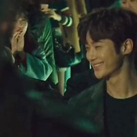 Tak banyak yang menyadari jika Byeon Woo Seok menjadi cameo dalam film Midnight Runners (2017) yang dibintangi Park Seo Joon dan Kang Ha Neul. Dalam sebuah adegan di kelab malam, Byeon Woo Seok berpesta dan dikelilingi banyak wanita. Foto: Instagram