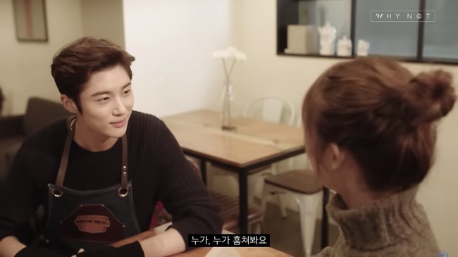 Masih kinyis-kinyis. Byeon Woo Seok jadi manajer barista yang naksir dengan pelanggannya di web drama Secret Crushes. Foto: Instagram