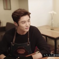 Masih kinyis-kinyis. Byeon Woo Seok jadi manajer barista yang naksir dengan pelanggannya di web drama Secret Crushes. Foto: Instagram