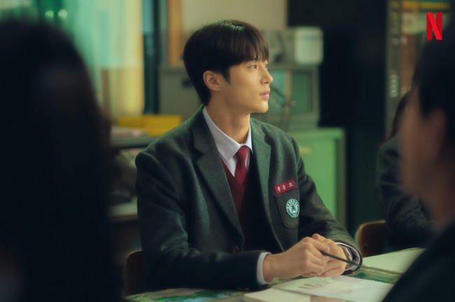 Di akhir tahun 2022, Byeon Woo Seok dipasangkan dengan Kim Yoo Jung dalam film Netflix, 20th Century Girl. Meski sudah menginjak kepala tiga, Byeon Woo Seok masih pantas mengenakan seragam SMA. Foto: Instagram