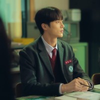 Di akhir tahun 2022, Byeon Woo Seok dipasangkan dengan Kim Yoo Jung dalam film Netflix, 20th Century Girl. Meski sudah menginjak kepala tiga, Byeon Woo Seok masih pantas mengenakan seragam SMA. Foto: Instagram
