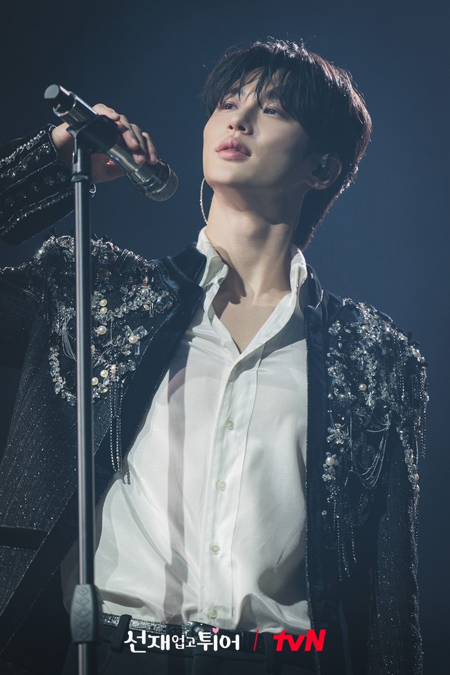 Kini Byeon Woo Seok membuat banyak penggemar tergila-gila dengan pesonanya sebagai Ryu Sun Jae di drama Korea Lovely Runner. Imbas popularitasnya, aktor 32 tahun itu akan menggelar fanmeeting pertamanya di sejumlah negara Asia termasuk Indonesia. Foto: Instagram