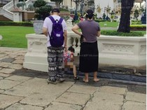 Anak Turis Ini BAK di Situs Suci, Diduga dari China